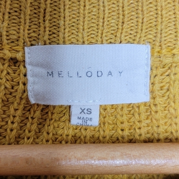 Melloday | Mustard Yellow Knit Sweater with Front Slip Pockets - Picture 3 of 5